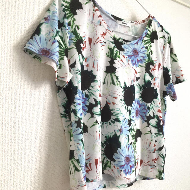 MURUA(ムルーア)の花柄tee レディースのトップス(Tシャツ(半袖/袖なし))の商品写真