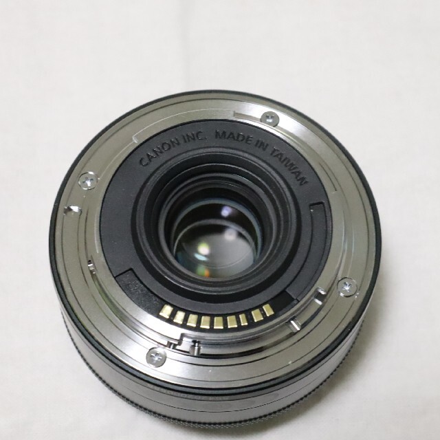 Canon(キヤノン)の（専用） EF-M22mm F2 STM グラファイト レンズフィルター付 スマホ/家電/カメラのカメラ(レンズ(単焦点))の商品写真