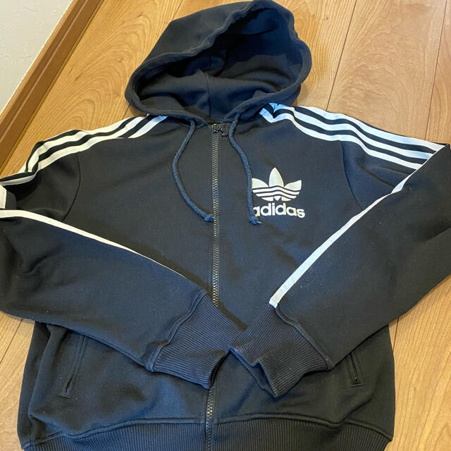 adidas(アディダス)のadidas ミッ葉ロゴ　フードパーカー レディースのトップス(パーカー)の商品写真