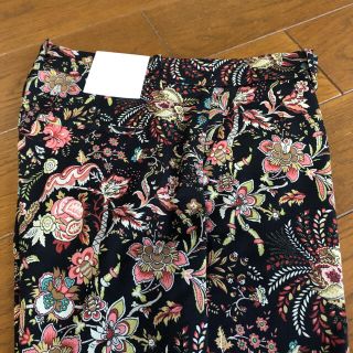 エイチアンドエム(H&M)の再値下げ新品　花柄パンツ　38(カジュアルパンツ)