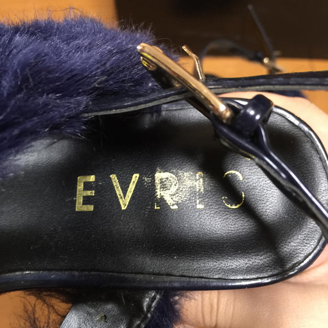 EVRIS(エヴリス)のEVRIS ファー厚底サンダル レディースの靴/シューズ(サンダル)の商品写真