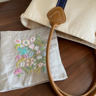 刺繍　ハンドメイド　ハンカチ　麻素材　ギフト　お祝い　プレゼント(ハンカチ/バンダナ)