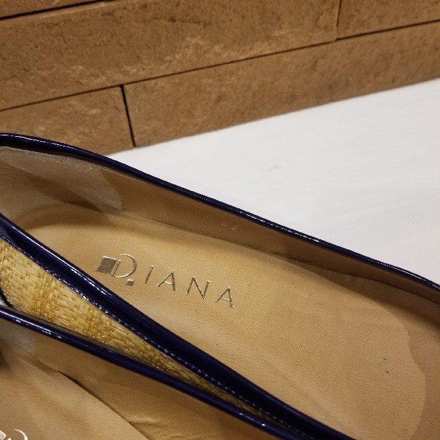 DIANA(ダイアナ)のDIANA　ダイアナ　リボンローヒールパンプス　ベージュ×ネイビー レディースの靴/シューズ(バレエシューズ)の商品写真