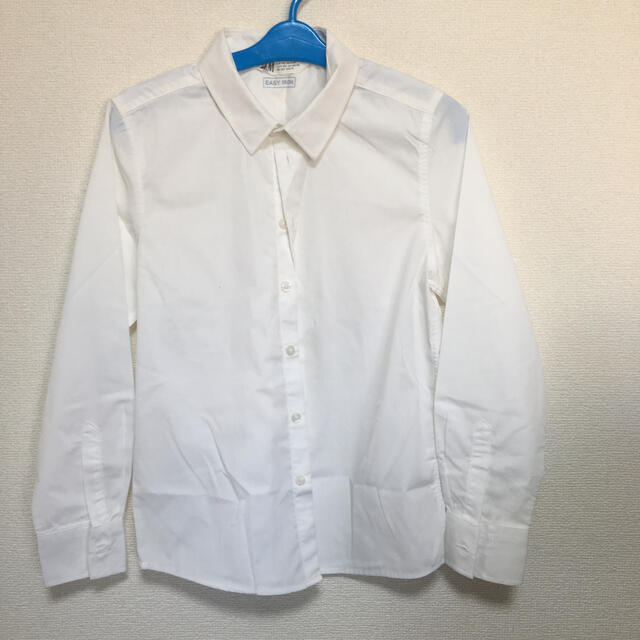 H&M(エイチアンドエム)の白ワイシャツsize140 キッズ/ベビー/マタニティのキッズ服男の子用(90cm~)(ドレス/フォーマル)の商品写真