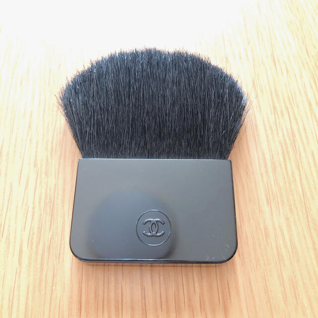 CHANEL(シャネル)のCHANEL シャネル　チークブラシ　新品 コスメ/美容のメイク道具/ケアグッズ(チーク/フェイスブラシ)の商品写真