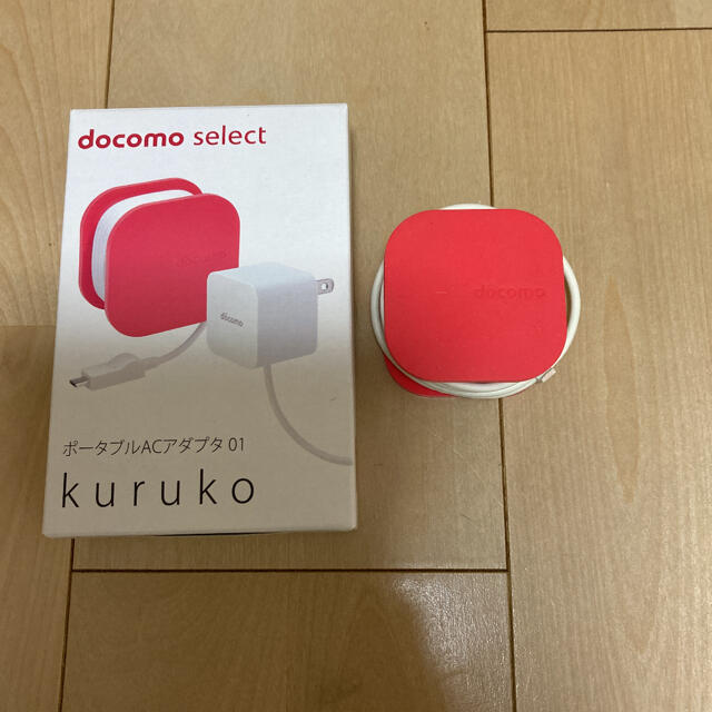 NTTdocomo(エヌティティドコモ)のDo Co Mo ポータブルACアダプタ 01 KURUKO レッド スマホ/家電/カメラのスマートフォン/携帯電話(バッテリー/充電器)の商品写真
