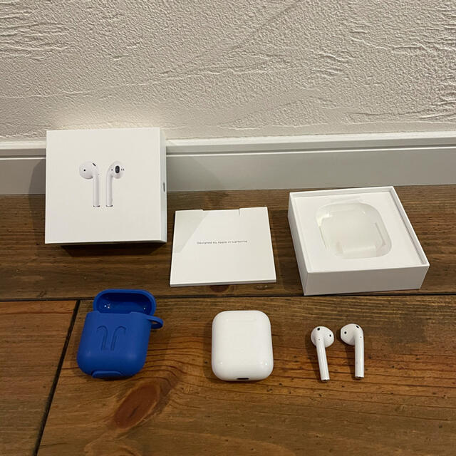 Apple(アップル)の［から様専用］AirPods エアーポッズ Apple正規品 スマホ/家電/カメラのオーディオ機器(ヘッドフォン/イヤフォン)の商品写真