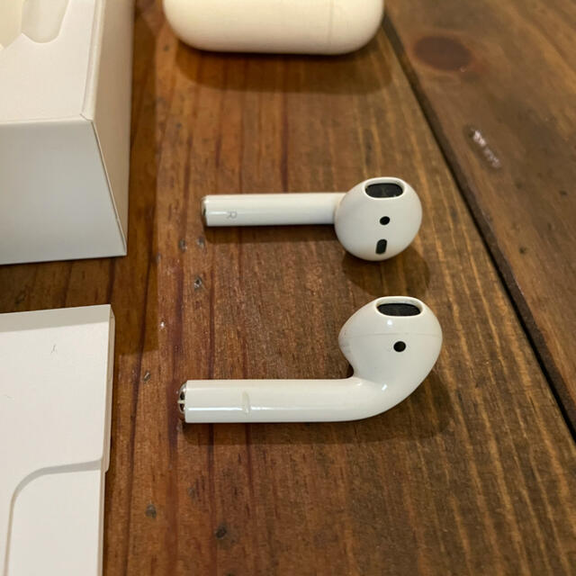 Apple(アップル)の［から様専用］AirPods エアーポッズ Apple正規品 スマホ/家電/カメラのオーディオ機器(ヘッドフォン/イヤフォン)の商品写真