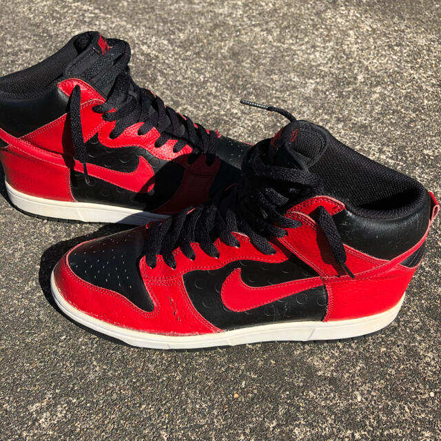 NIKE(ナイキ)のNIKE DUNK HIGH BRED ナイキ ダンク ハイ ブレッド 赤黒 メンズの靴/シューズ(スニーカー)の商品写真