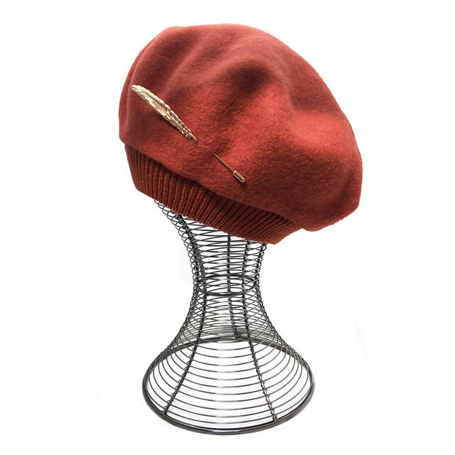お値下げ中！フェザーピン付き　フェルトベレー帽　オレンジ レディースの帽子(ハンチング/ベレー帽)の商品写真