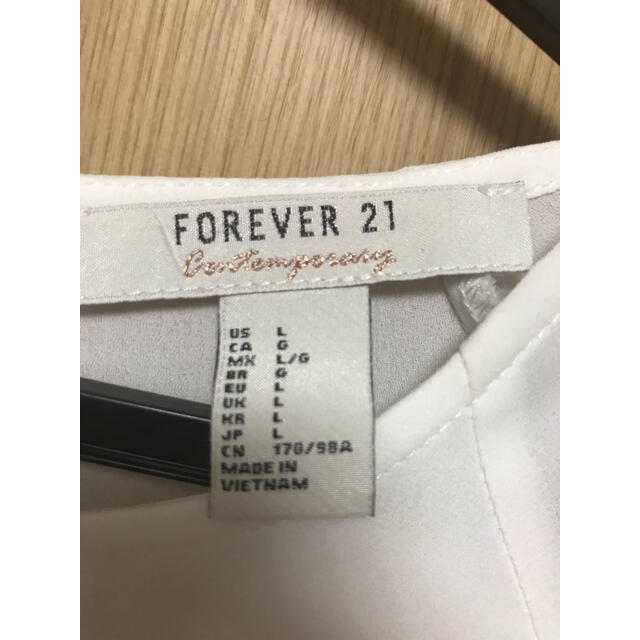 FOREVER 21(フォーエバートゥエンティーワン)のForever21白ブラウス レディースのトップス(シャツ/ブラウス(長袖/七分))の商品写真