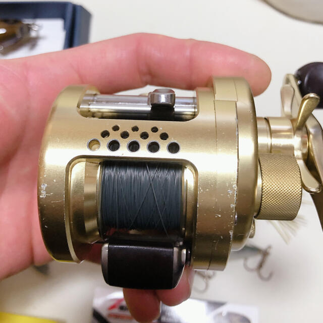 SHIMANO(シマノ)のカルカッタコンクエスト100 【動作良好】　最終値下げ スポーツ/アウトドアのフィッシング(リール)の商品写真