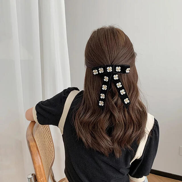 dholic(ディーホリック)の【新品】リボンフラワーチャームベルベットピン ハンドメイドのアクセサリー(ヘアアクセサリー)の商品写真