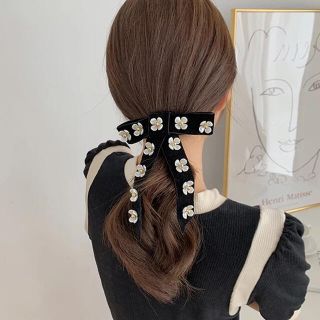 ディーホリック(dholic)の【新品】リボンフラワーチャームベルベットピン(ヘアアクセサリー)