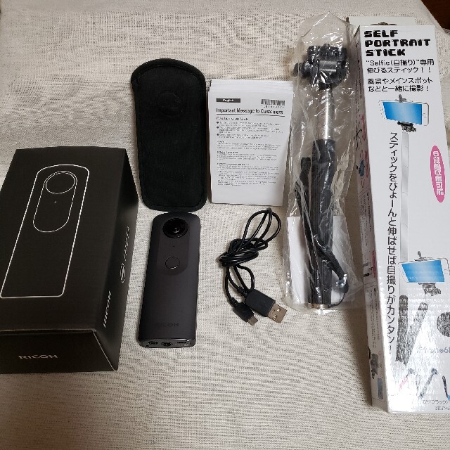 当店売れ筋入荷 RICOH THETA V（自撮り棒付き） スマホ/家電/カメラ ...