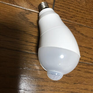 LED 電球　人感センサー　50W E17 電球色　斜め取付用(その他)