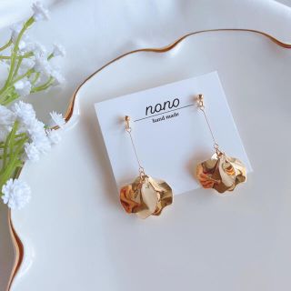 ゆらゆら花びらゴールドピアス/イヤリング サージカルステンレス nonoacs(ピアス)