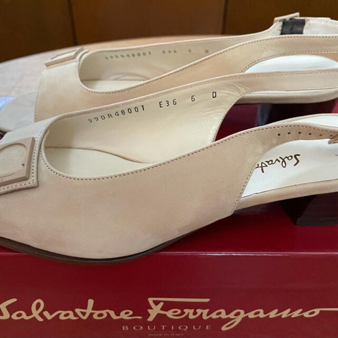 Salvatore Ferragamo(サルヴァトーレフェラガモ)のフェラガモ　新品未使用　オフホワイトパンプス　 レディースの靴/シューズ(サンダル)の商品写真