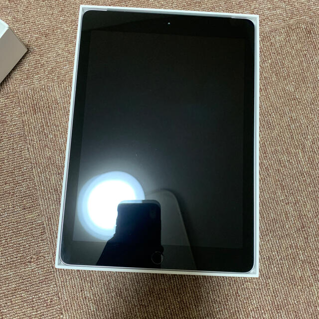 Apple 傷あり 中古品の通販 by トメロン's shop｜アップルならラクマ - iPad 第6世代32GB 格安新品