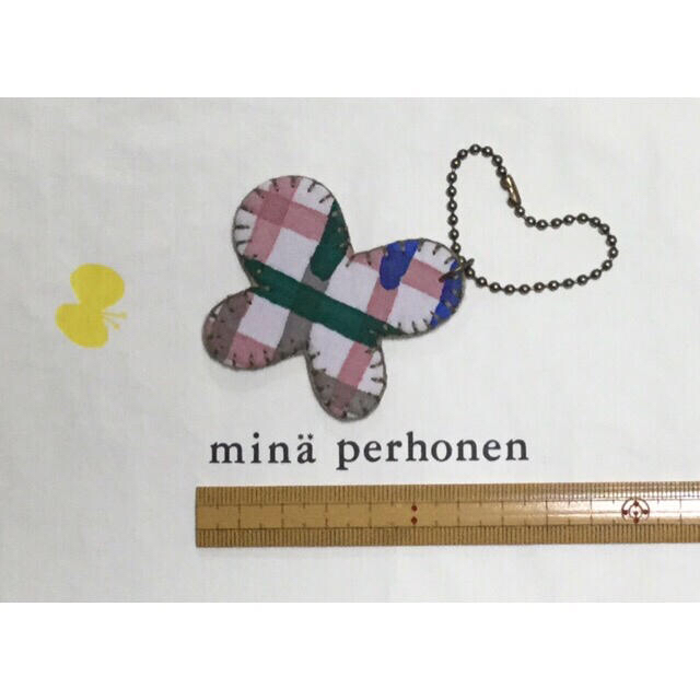 mina perhonen(ミナペルホネン)のminamoピンク　ミナペルホネン　ハンドメイド　キーホルダー　チャーム ハンドメイドのアクセサリー(チャーム)の商品写真