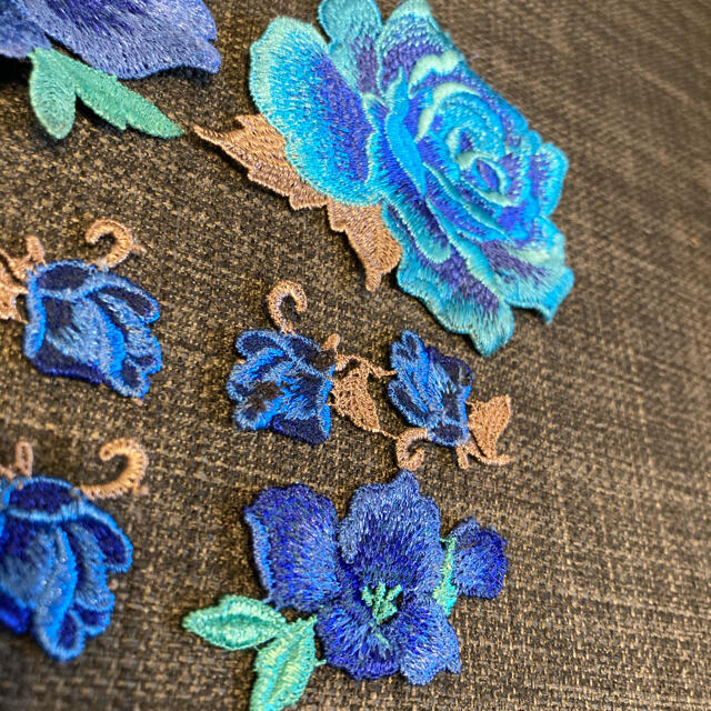 Wacoal(ワコール)のサルート　刺繍　パーツ　ブルー系 ハンドメイドの素材/材料(各種パーツ)の商品写真