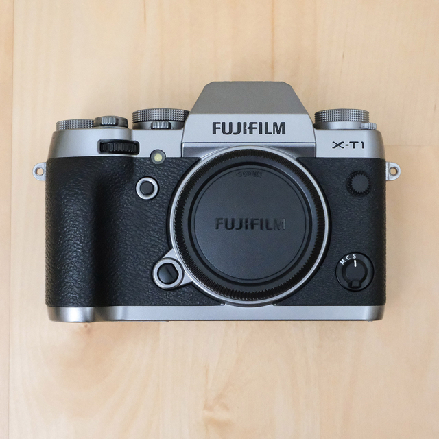 富士フイルム(フジフイルム)のFUJIFILM X-T1 Graphite Silver ＋グリップ，革ケース スマホ/家電/カメラのカメラ(ミラーレス一眼)の商品写真