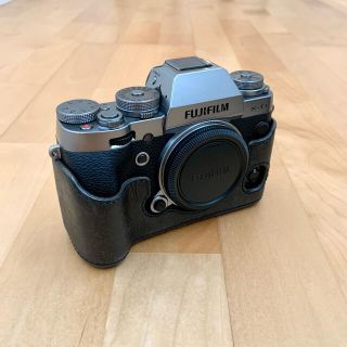 フジフイルム(富士フイルム)のFUJIFILM X-T1 Graphite Silver ＋グリップ，革ケース(ミラーレス一眼)