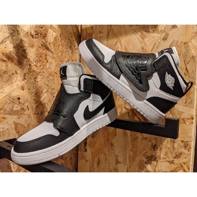 NIKE - JORDAN BRAND SKY JORDAN 1 ジョーダン1 キッズの通販 by Shion's SHOP|ナイキならラクマ NIKE - JORDAN BRAND SKY JORDAN 1 ジョーダン1 キッズの通販 by Shion's SHOP|ナイキならラクマ