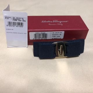 サルヴァトーレフェラガモ(Salvatore Ferragamo)の【美品】フェラガモ　バレッタ　ネイビー(バレッタ/ヘアクリップ)