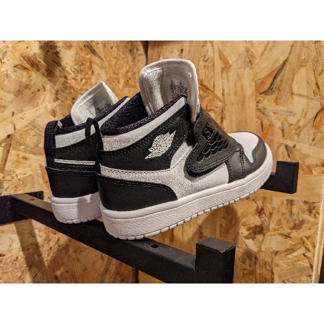 NIKE(ナイキ)のJORDAN BRAND SKY JORDAN 1 キッズ 20cm キッズ/ベビー/マタニティのキッズ靴/シューズ(15cm~)(スニーカー)の商品写真