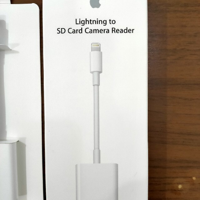 Apple(アップル)のLightning to SD Card Camera Reader スマホ/家電/カメラのPC/タブレット(PC周辺機器)の商品写真