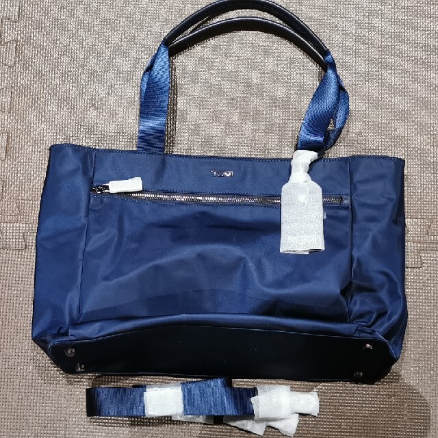 TUMI(トゥミ)のTUMI　VOYAGEUR「マウレン」トート　ネイビー　未使用品 レディースのバッグ(トートバッグ)の商品写真