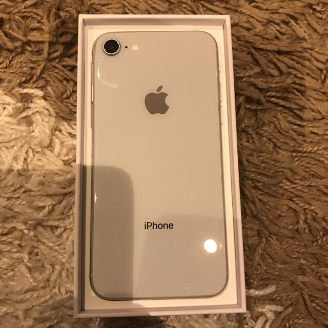 iPhone(アイフォーン)のiPhone 8 Silver 256 GB ドコモ　バッテリー81% スマホ/家電/カメラのスマートフォン/携帯電話(スマートフォン本体)の商品写真