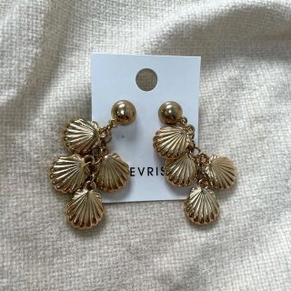 エヴリス(EVRIS)のEVRIS エヴリス シェルピアス 新品未使用 美品(ピアス)