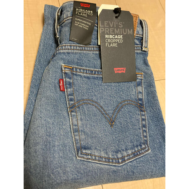 LEVI’S RIBCAGE CROPPED FLARE