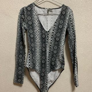 エイチアンドエム(H&M)のH&M 未使用♡Vネックパイソン柄ボディースーツ(カットソー(長袖/七分))