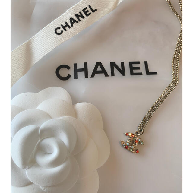 CHANEL(シャネル)のCHANEL ココ　ラインストーン　ゴールド　マルチカラー レディースのアクセサリー(ネックレス)の商品写真