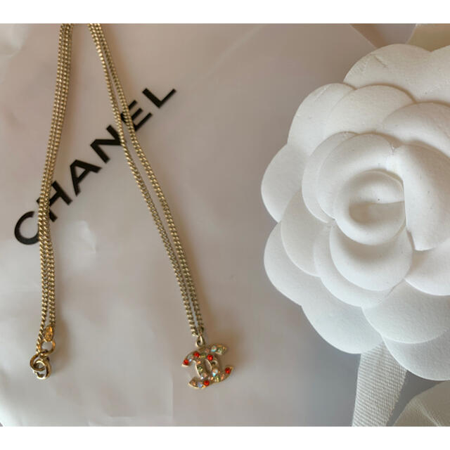 CHANEL(シャネル)のCHANEL ココ　ラインストーン　ゴールド　マルチカラー レディースのアクセサリー(ネックレス)の商品写真