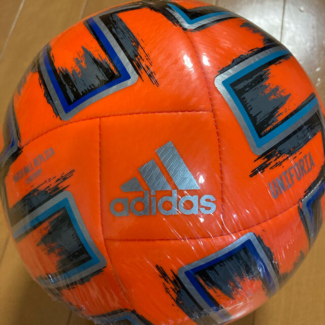 アディダス TIRO サッカーボール 4号球 ミント ブルー 新品 ホワイト アディダス TIRO サッカーボール 4号球 ミント ブルー 新品 ホワイト