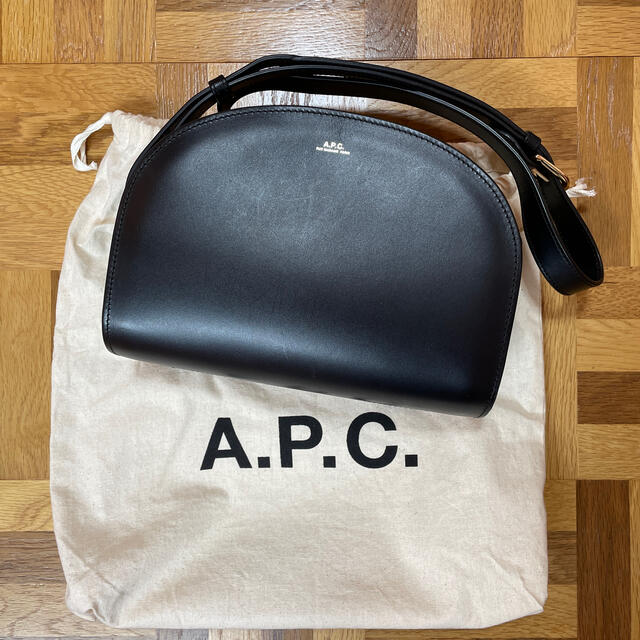 APC ハーフムーン　ショルダーバッグ