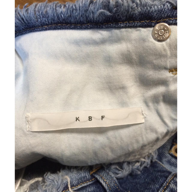KBF(ケービーエフ)のKBF アーバン フリンジデニムスカート レディースのスカート(ひざ丈スカート)の商品写真