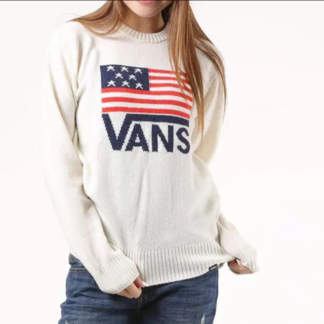 VANS(ヴァンズ)のVANS バンズ アメリカ国旗×ロゴオフホワイトセーター/M レディースのトップス(ニット/セーター)の商品写真