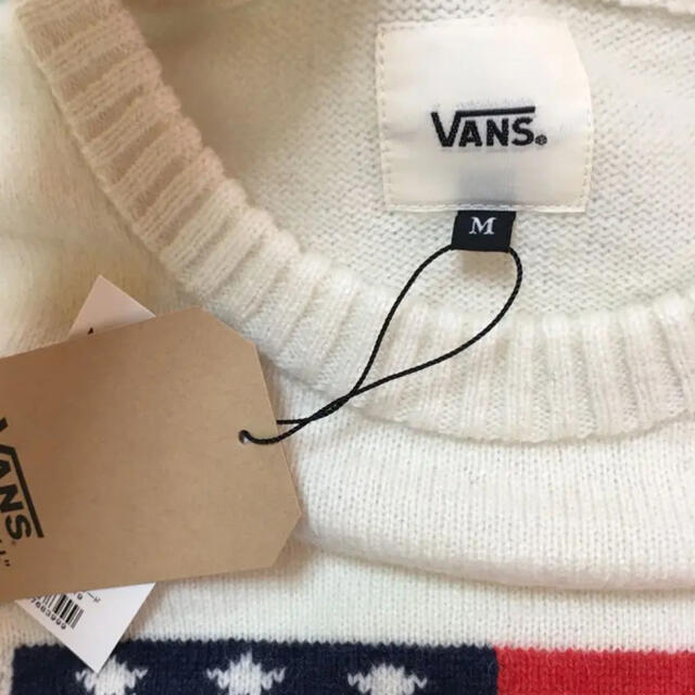 VANS(ヴァンズ)のVANS バンズ アメリカ国旗×ロゴオフホワイトセーター/M レディースのトップス(ニット/セーター)の商品写真