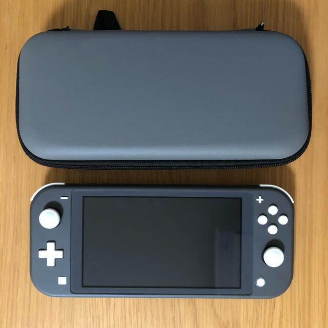 Nintendo Switch(ニンテンドースイッチ)のNintendo Switch Liteグレー　ケース付き エンタメ/ホビーのゲームソフト/ゲーム機本体(家庭用ゲーム機本体)の商品写真