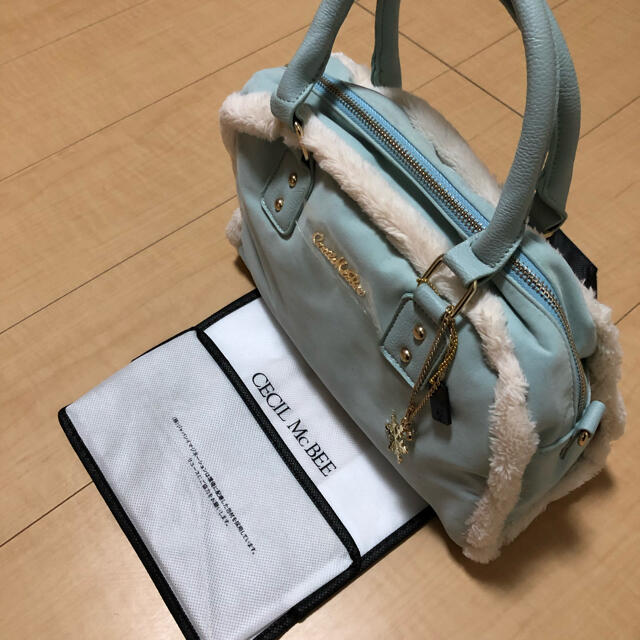 CECIL McBEE(セシルマクビー)の新品 未使用 セシルマクビー フェイク ムートン ミディ バック ブルー レディースのバッグ(ハンドバッグ)の商品写真