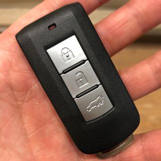 ミツビシ(三菱)のアウトランダーPHEV スマートキーほぼ未使用^ ^(車内アクセサリ)