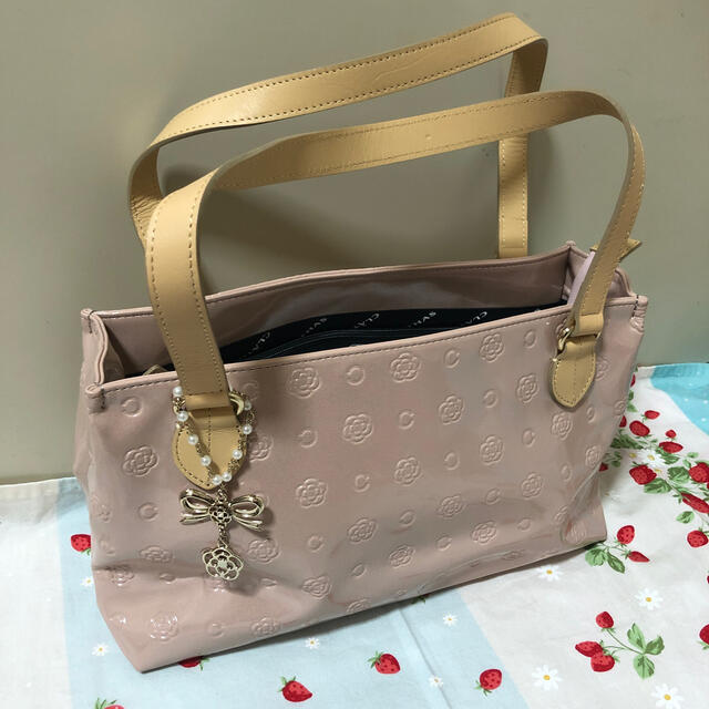 CLATHAS(クレイサス)のたま様専用美品　クレイサス　エナメル　ハンドバッグ　ピンク　チャーム付き　未使用 レディースのバッグ(ハンドバッグ)の商品写真