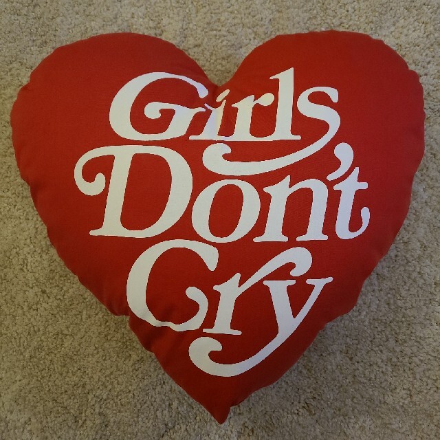 【当店限定販売】 girls don't cry  赤 クッション 新品 クッション