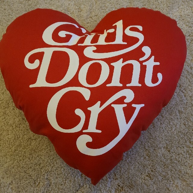 girls don't cry 　赤　クッション　新品