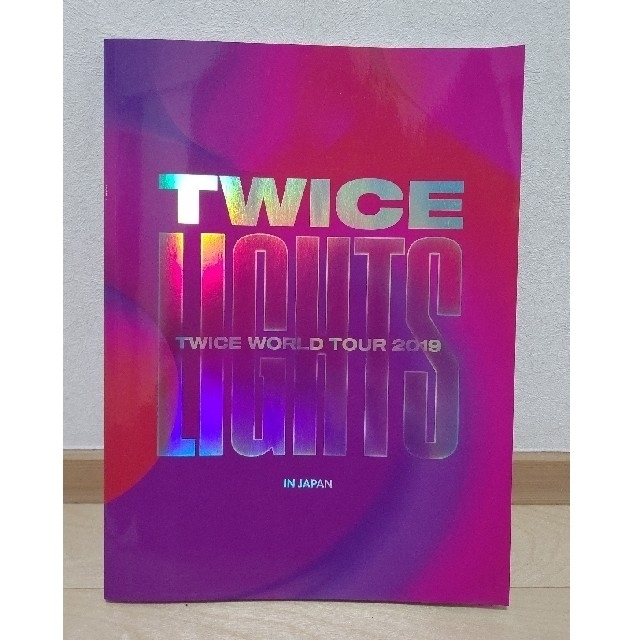 TWICE(トゥワイス)のTWICE パンフレット　LIGHTS 2019 エンタメ/ホビーのタレントグッズ(アイドルグッズ)の商品写真